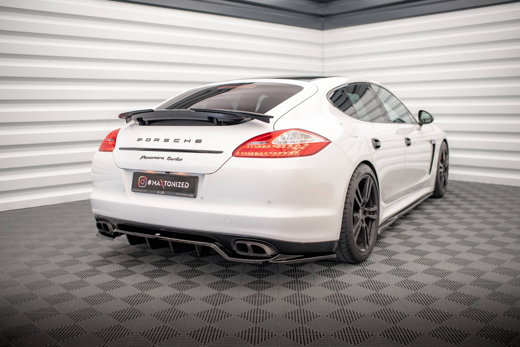 Street+ Mittlerer Diffusor RACE Heck Ansatz passend für Porsche Panamera Turbo 970 schwarz Hochglanz