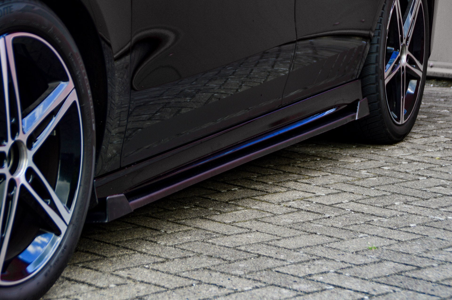 CUP Seitenschweller mit Wing vorne und hinten für Mercedes CLA X118 C118 AMG-Line ab Bj.:2019- OEM Optik