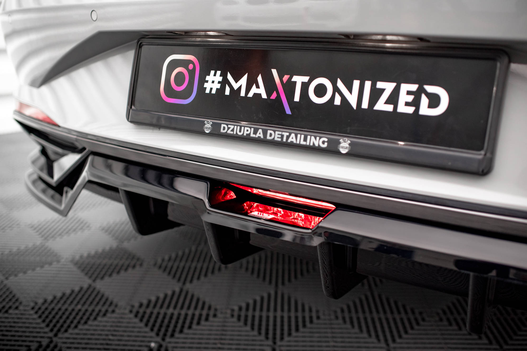 Street+ Mittlerer Diffusor RACE Heck Ansatz passend für Hyundai Elantra Mk7 schwarz Hochglanz