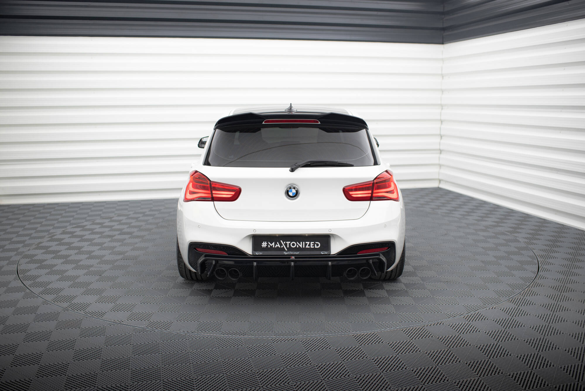 Street+ Heck Ansatz Diffusor V.3 passend für BMW 1er M-Paket / M140i F20 FL Doppelauspuff li. re. schwarz Hochglanz