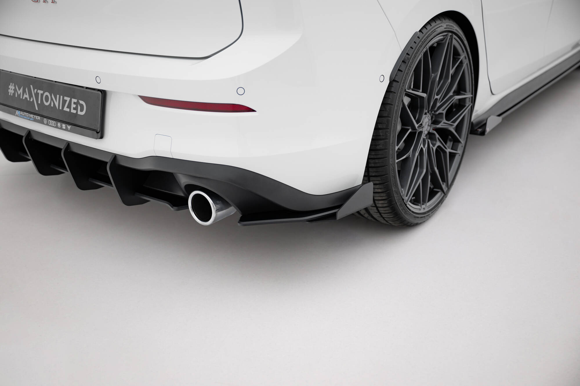 Hintere Seiten Flaps passend für VW Golf GTI / GTE / R-Line Mk8 schwarz Hochglanz