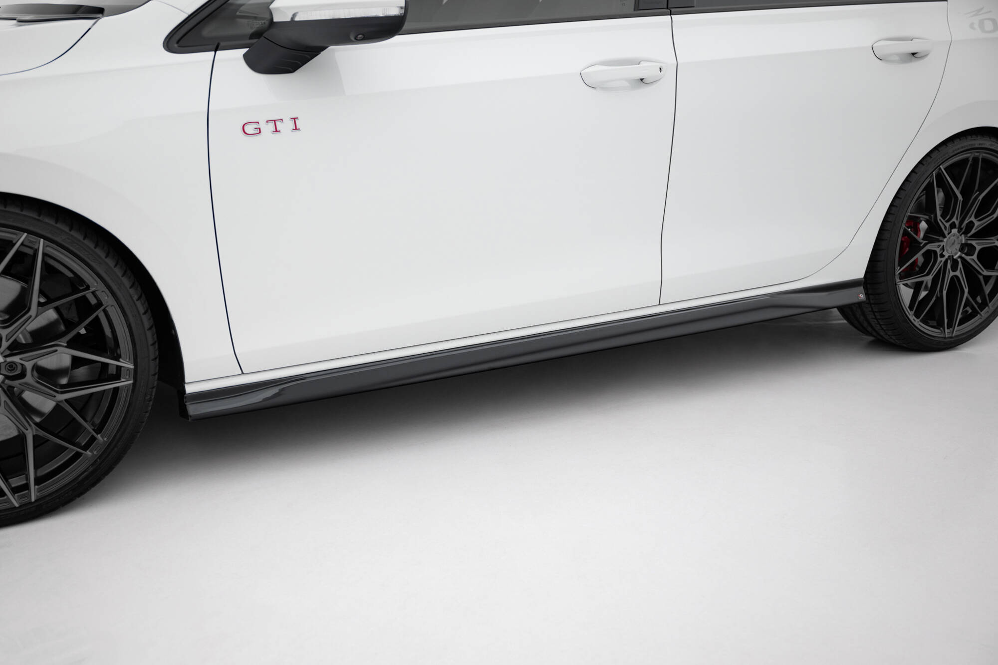 Street+ Seitenschweller Leisten V.3 passend für VW Golf GTI / GTE / GTI Clubsport / GTD / R-Line Mk8 schwarz Hochglanz