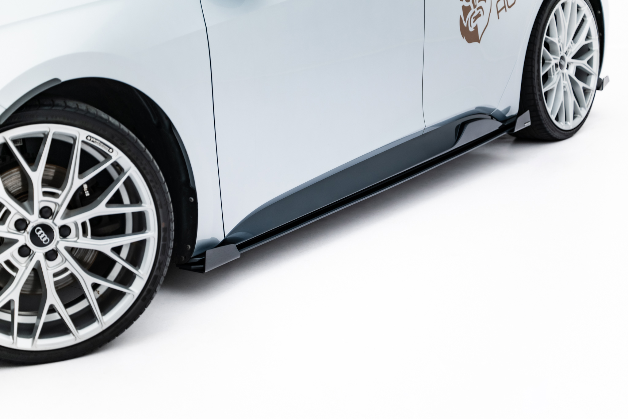 Seitenschweller Ansatz Paar + Flaps passend für CUPRA Born Mk1 schwarz Hochglanz
