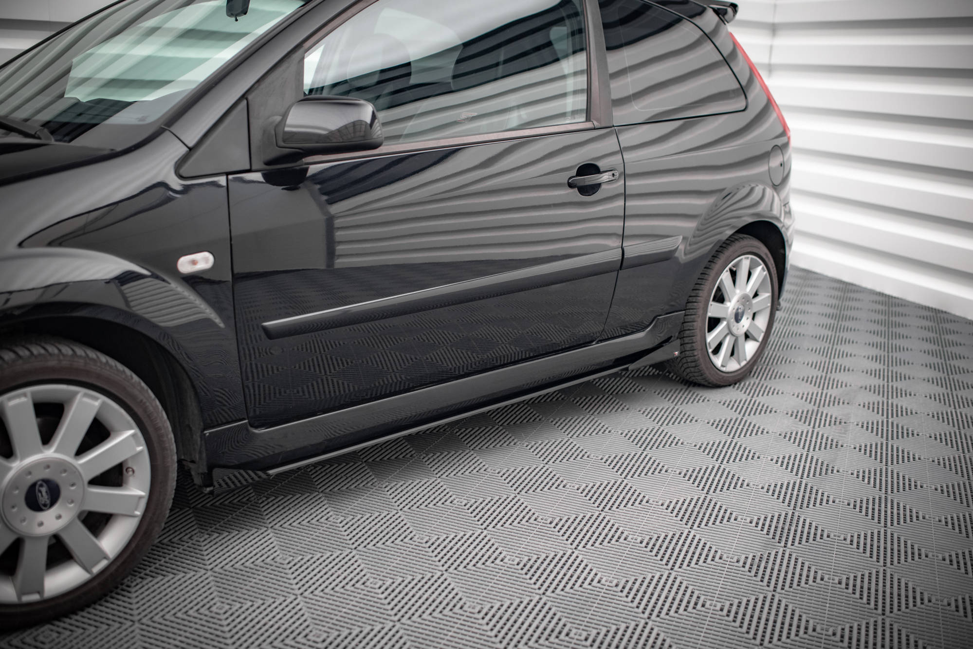 Street Pro Seitenschweller Leisten passend für Ford Fiesta ST Mk6 rot+ Hochglanz Flaps