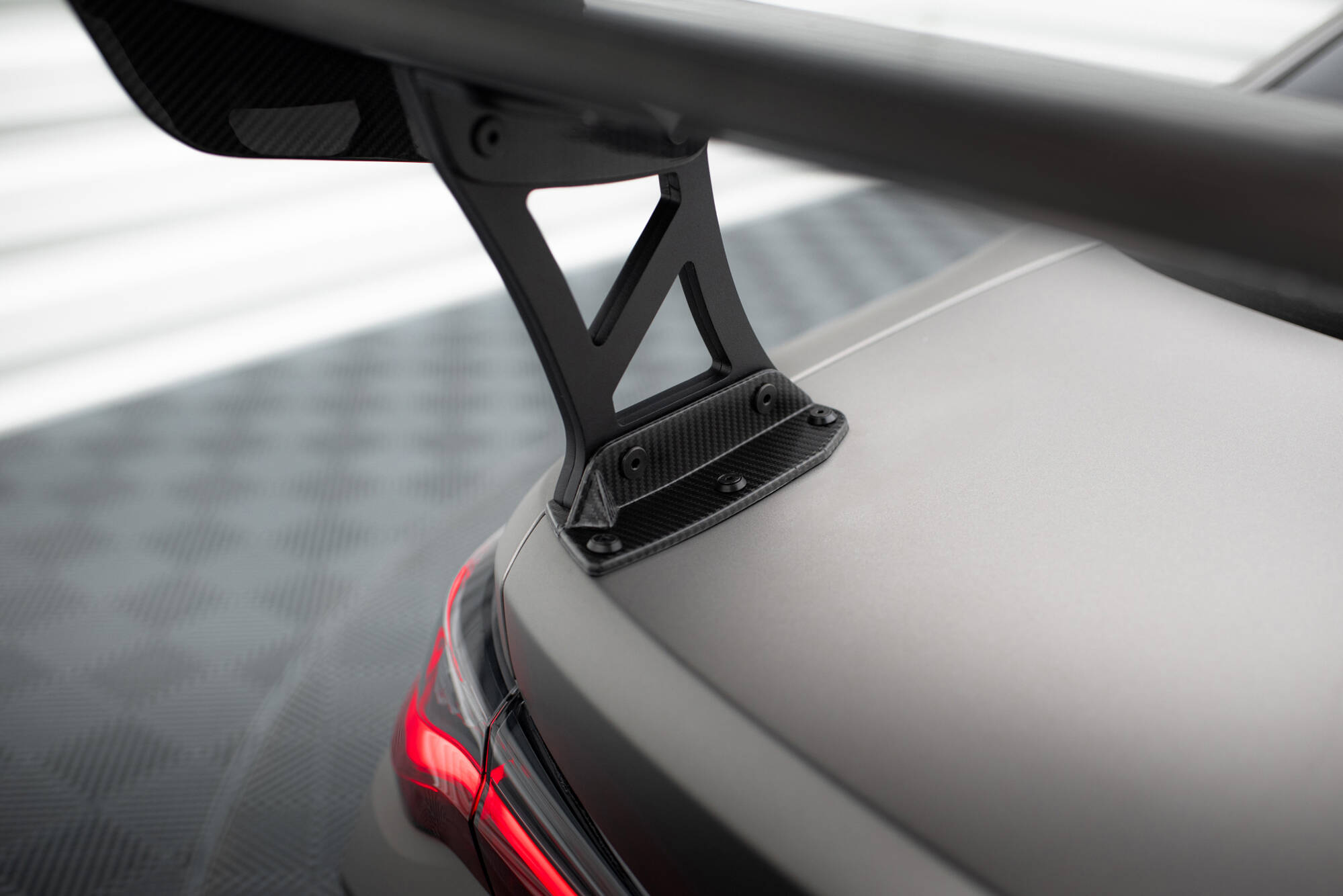 Carbon Heck Spoiler Heckflügel Standfuß Außen passend für BMW M4 G82 / G82 FL / M440i / 4 M-Paket G22 / G22 FL