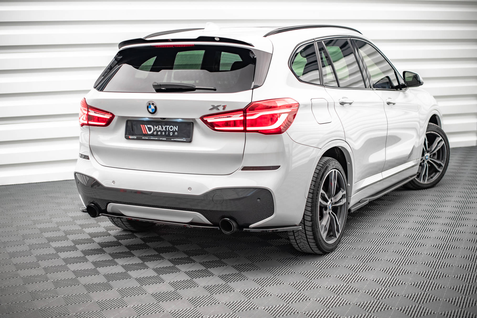 Street+ Heck Ansatz Flaps passend für BMW X1 M-Paket F48 / F48 FL schwarz Hochglanz