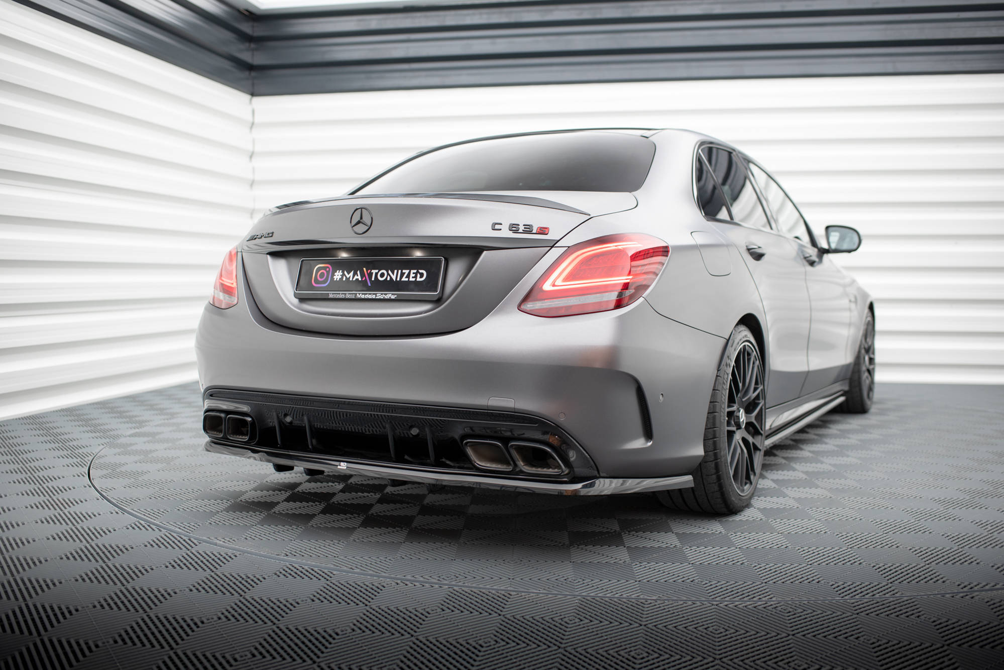 Street+ Mittlerer Diffusor RACE Heck Ansatz passend für Mercedes-AMG C63 Limousine / Kombi W205 FL schwarz Hochglanz