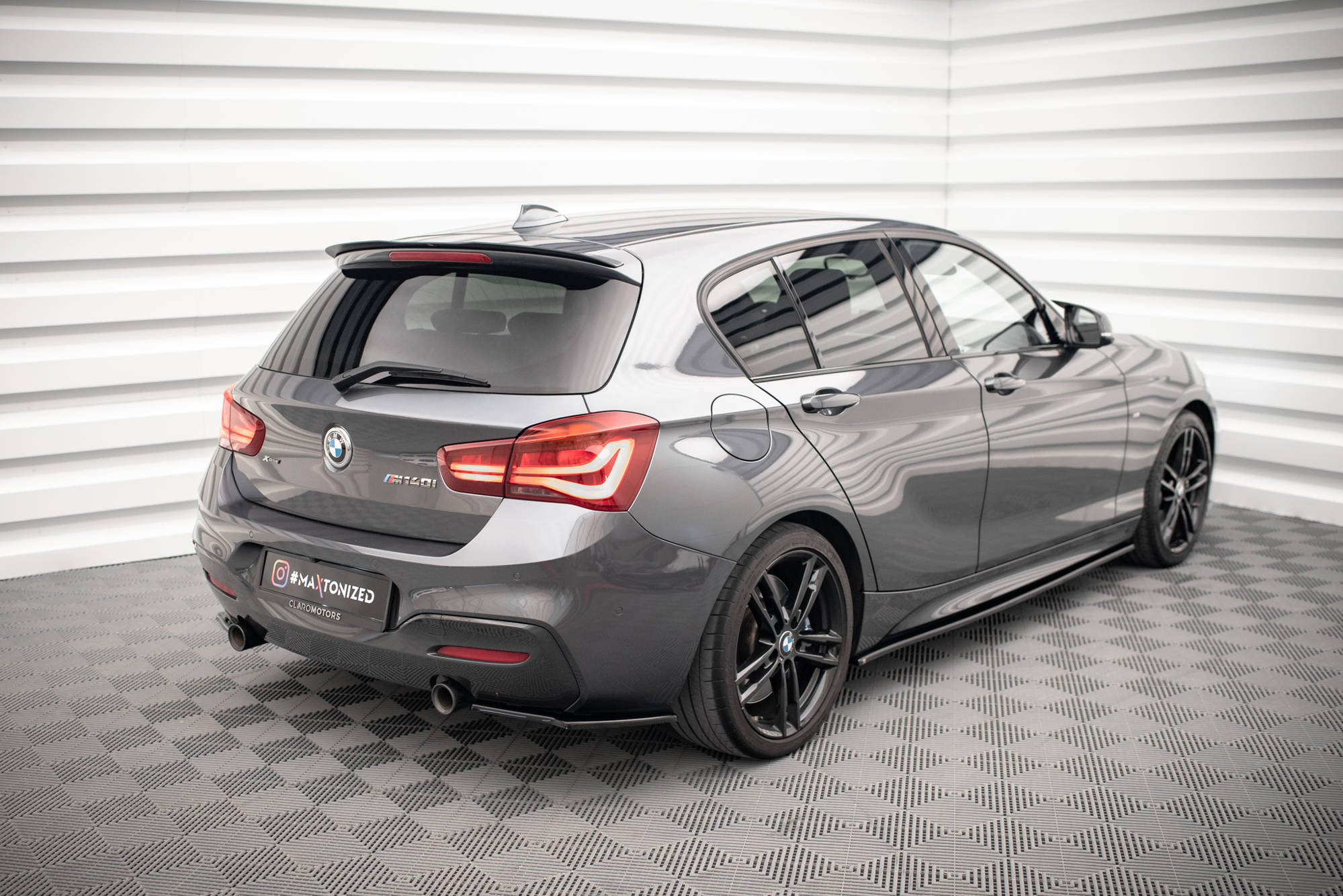Heck Ansatz Flaps Diffusor für BMW 1er F20/F21 M-Power Facelift schwarz Hochglanz