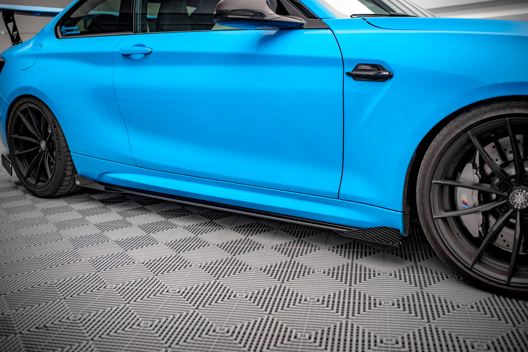 Street Pro Seitenschweller Leisten passend für BMW M2 F87 rot+ Hochglanz Flaps