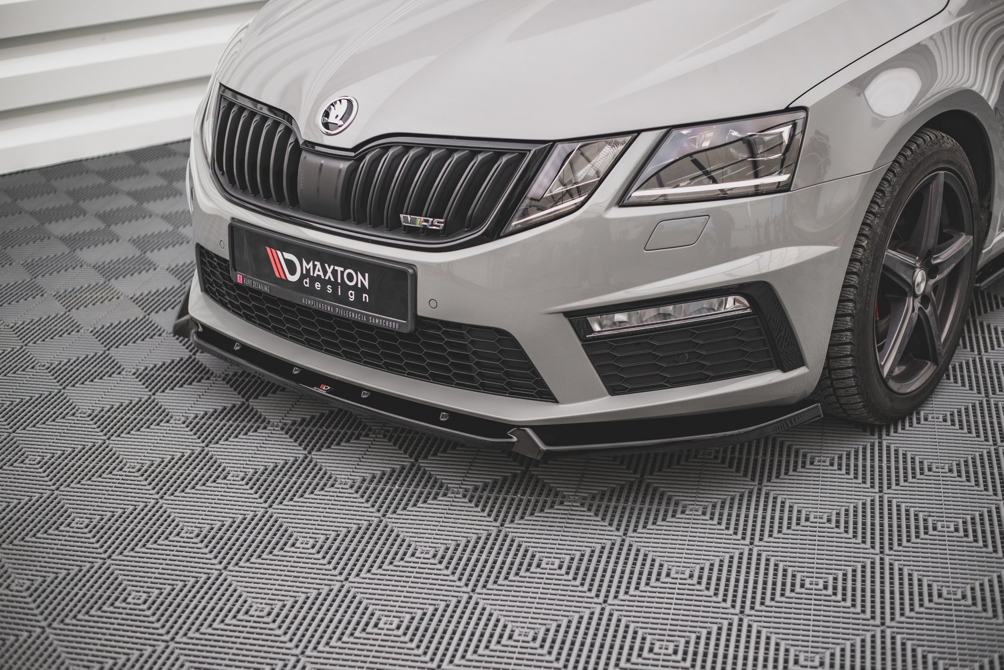 Street+ Spoilerlippe Front Ansatz V.2 passend für Skoda Octavia RS Mk3 FL schwarz Hochglanz