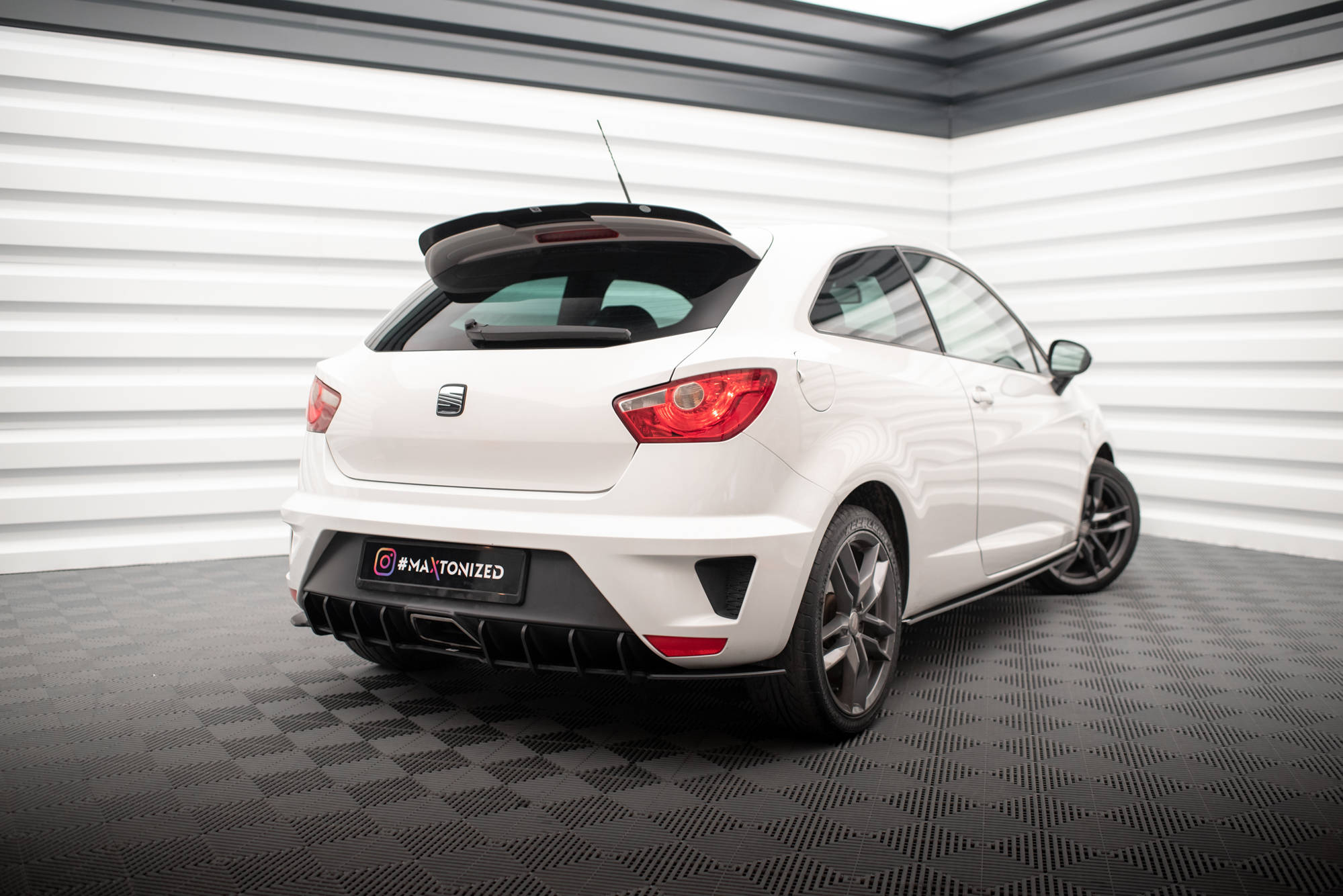 Street Pro Heckschürze Heck Ansatz Diffusor passend für Seat Ibiza Sport Coupe Mk4 schwarz-rot