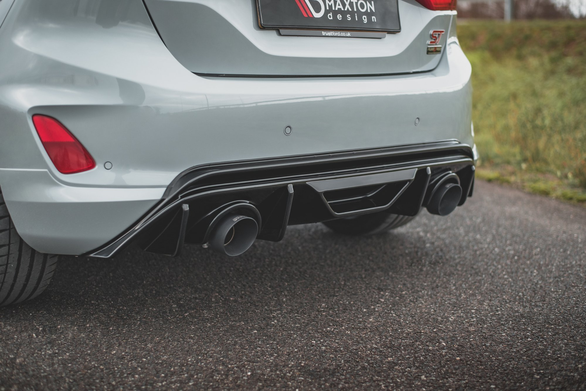 Heckansatz Diffusor passend für Ford Fiesta ST mk8 schwarz Hochglanz+Milltek Sport Auspuffverlängerung TI