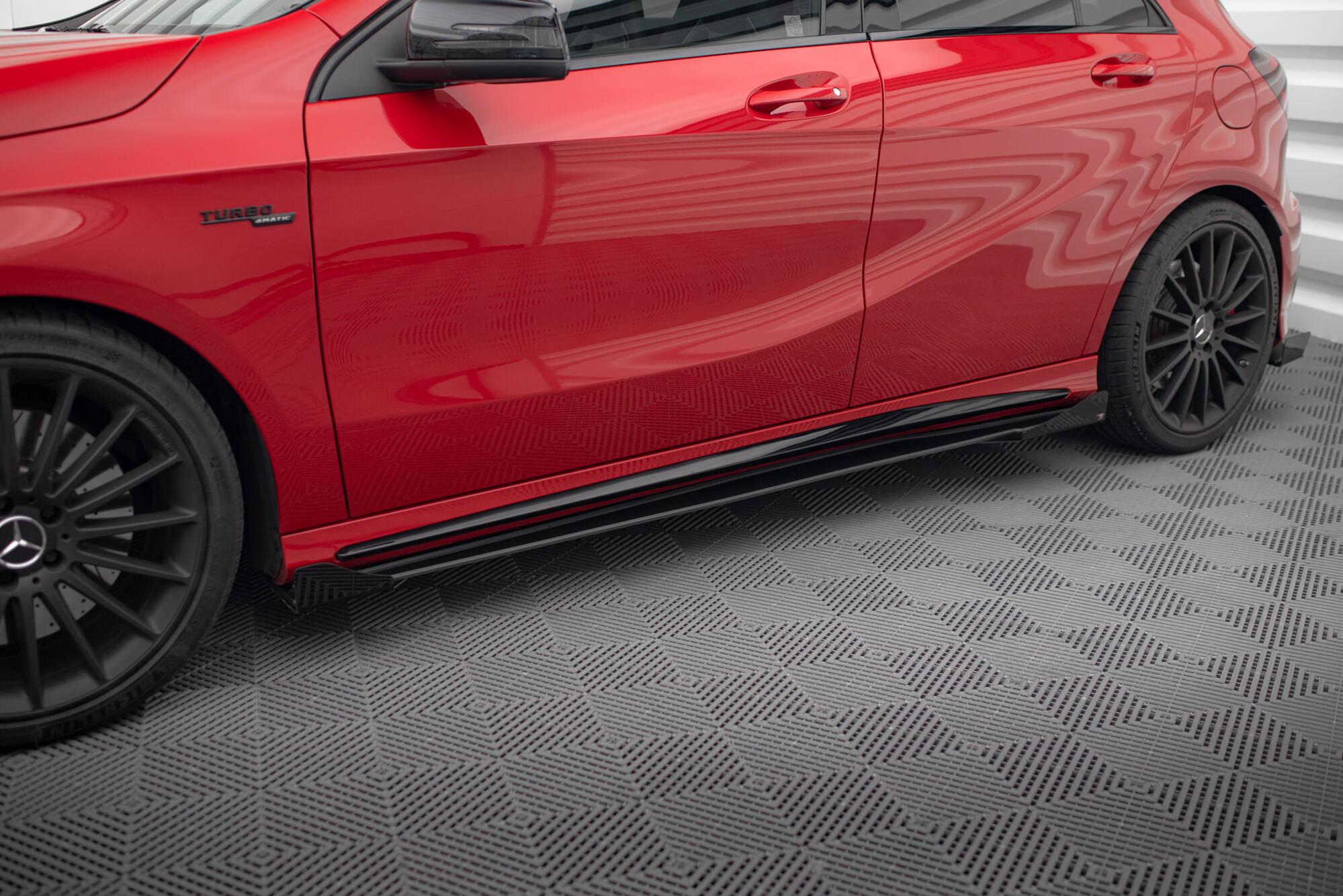 Street Pro Seitenschweller Leisten passend für Mercedes A 45 AMG W176 FL rot+ Hochglanz Flaps