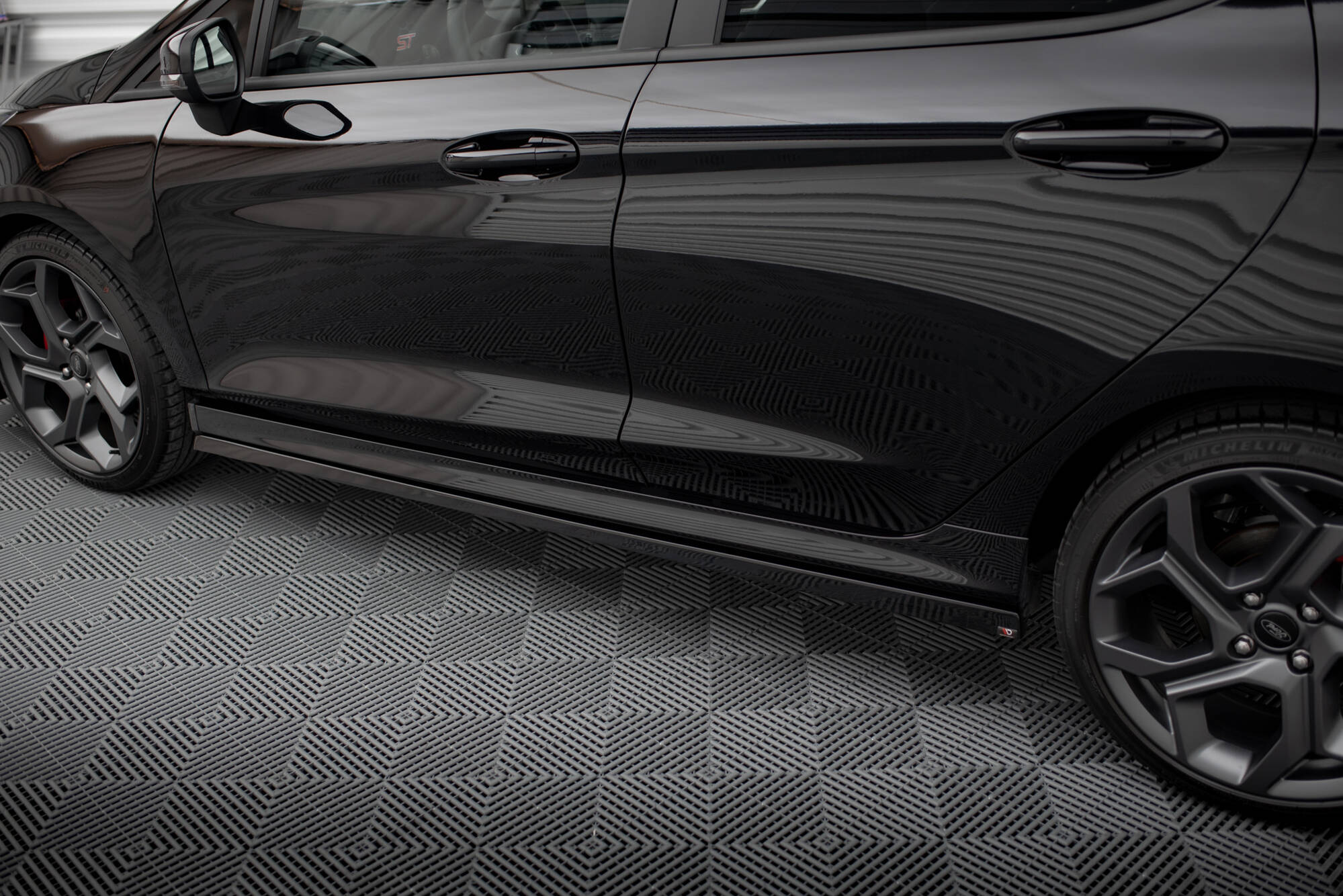 Seitenschweller Ansatz V.2 für Ford Fiesta Mk8 ST / ST-Line schwarz Hochglanz