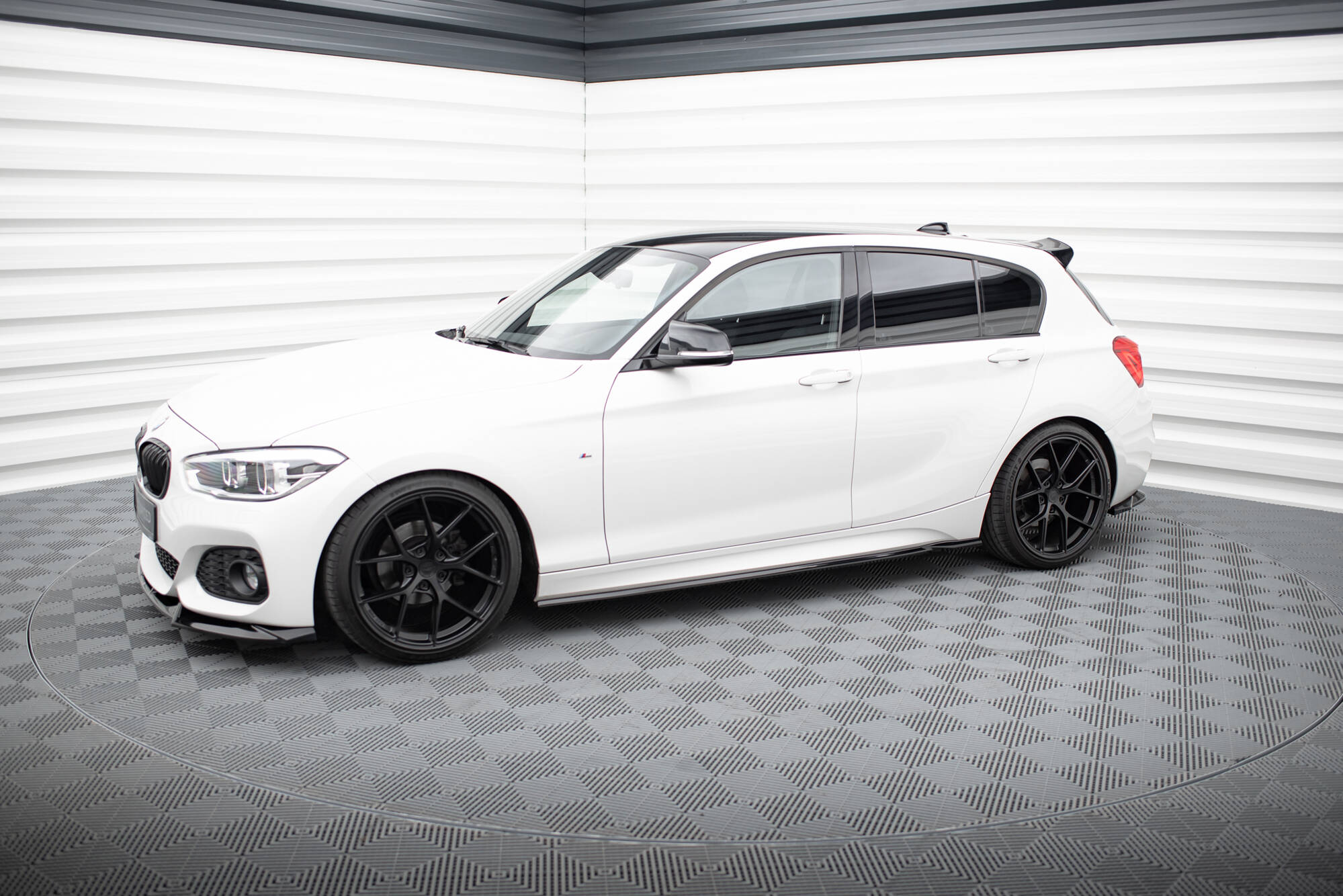 Street+ Seitenschweller Leisten V.5 passend für BMW 1er M-Paket / M140i F20 FL schwarz Hochglanz