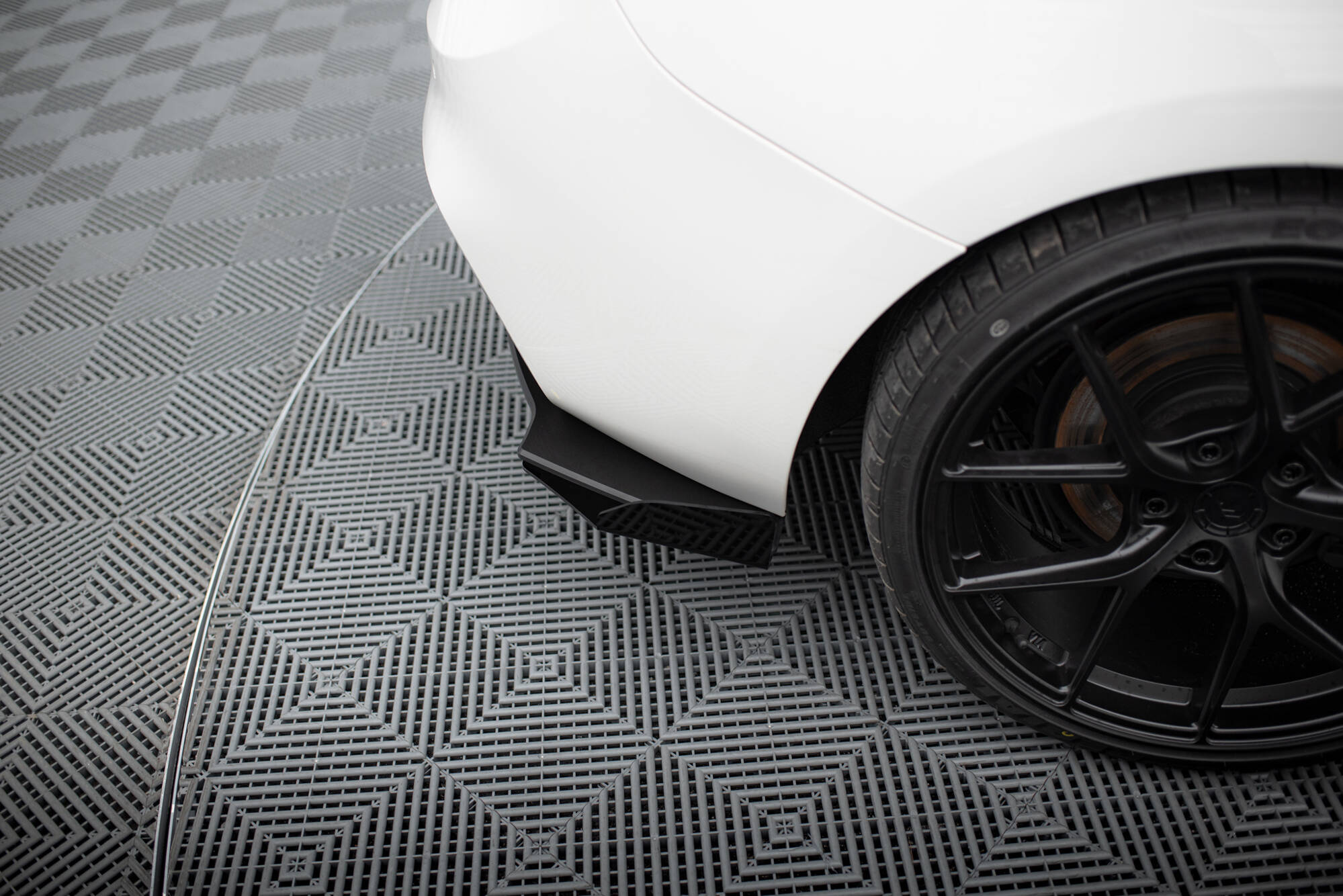 Street Pro Heck Ansatz Flaps V.2 passend für BMW 1er F20 M-Paket FL / M140i rot+ Hochglanz Flaps