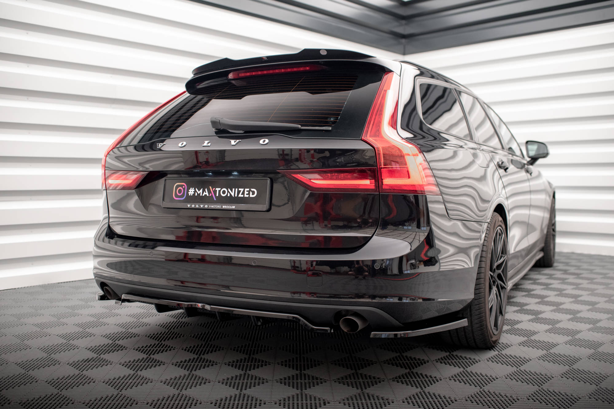 Street+ Mittlerer Diffusor RACE Heck Ansatz V.2 passend für Volvo V90 Mk2 schwarz Hochglanz