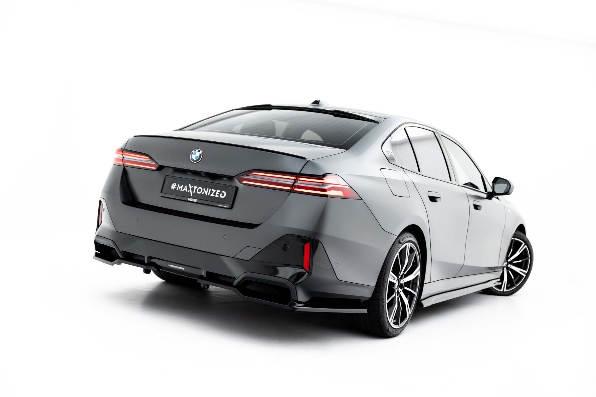 Street+ Mittlerer Diffusor RACE Heck Ansatz V.2 passend für BMW 5er / i5 M-Paket Limousine / Touring G60 / G61 schwarz Hochglanz