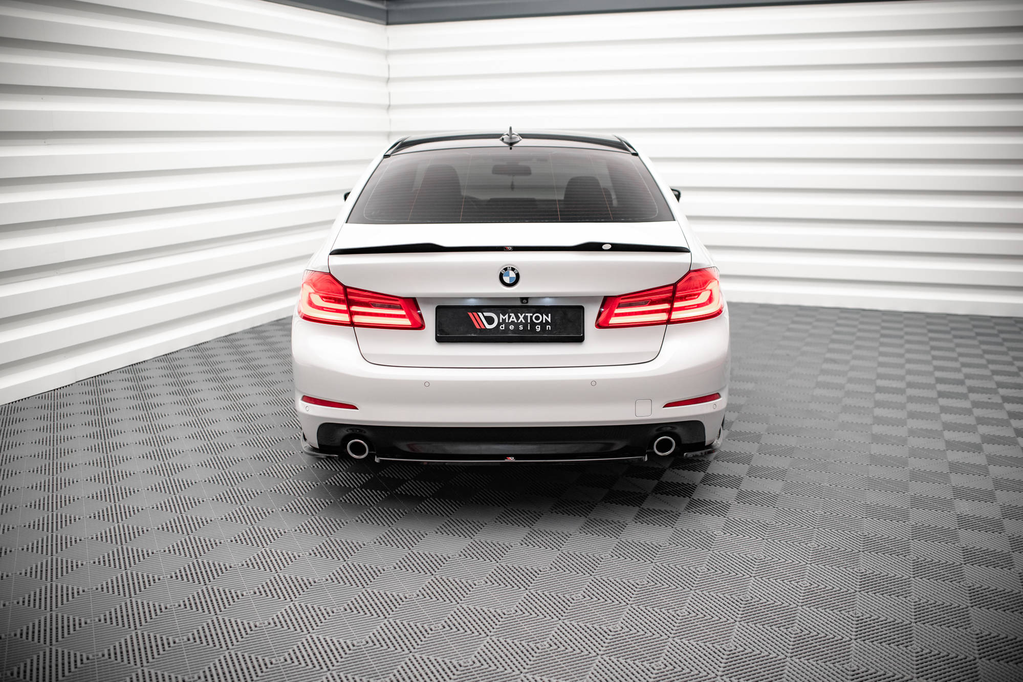 Street+ Mittlerer Diffusor Heck Ansatz passend für BMW 5er Limousine G30 schwarz Hochglanz