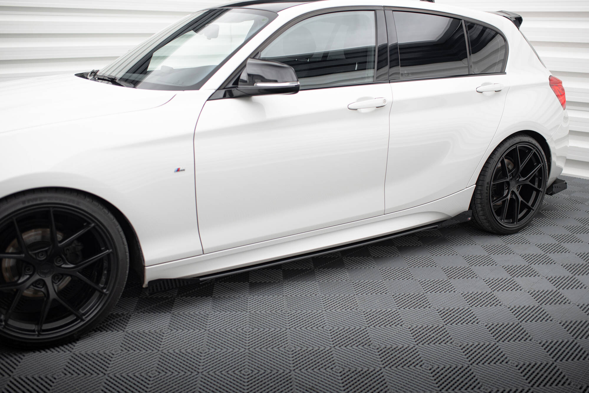 Street Pro Seitenschweller Leisten V.2 + Flaps passend für BMW 1er F20 M135i / M140i / M-Paket schwarz Hochglanz
