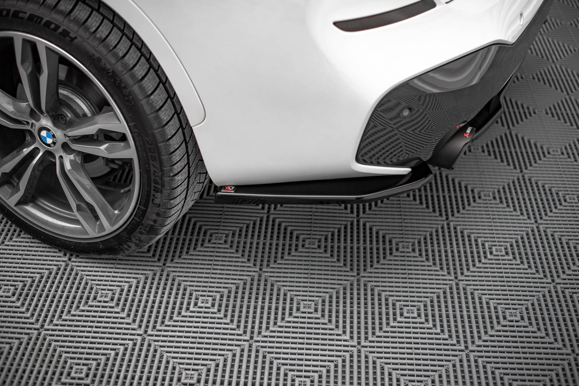 Street+ Heck Ansatz Flaps passend für BMW X1 M-Paket F48 / F48 FL schwarz Hochglanz