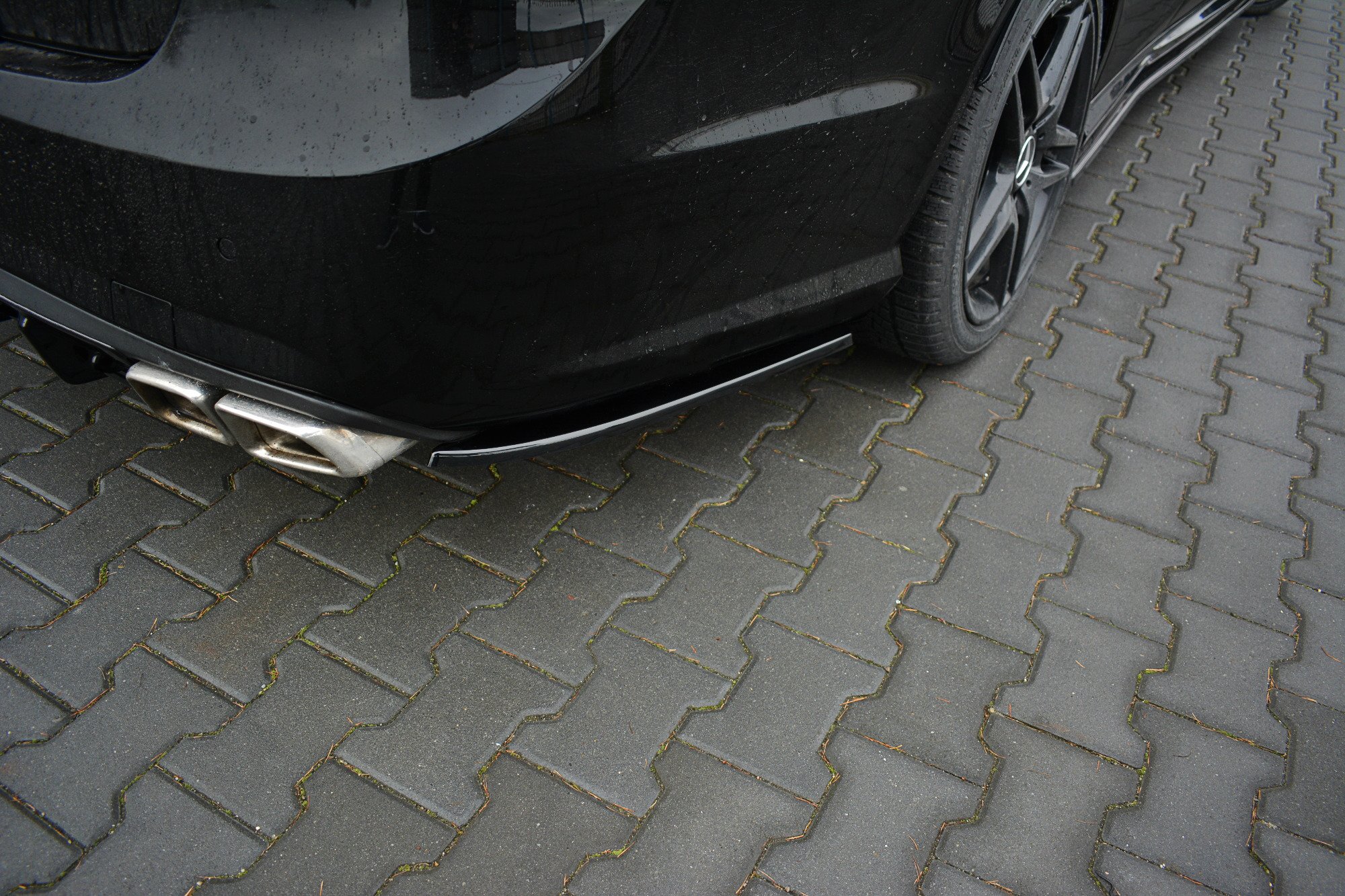 Heck Ansatz Flaps Diffusor für Mercedes-Benz E63 AMG W212 schwarz Hochglanz