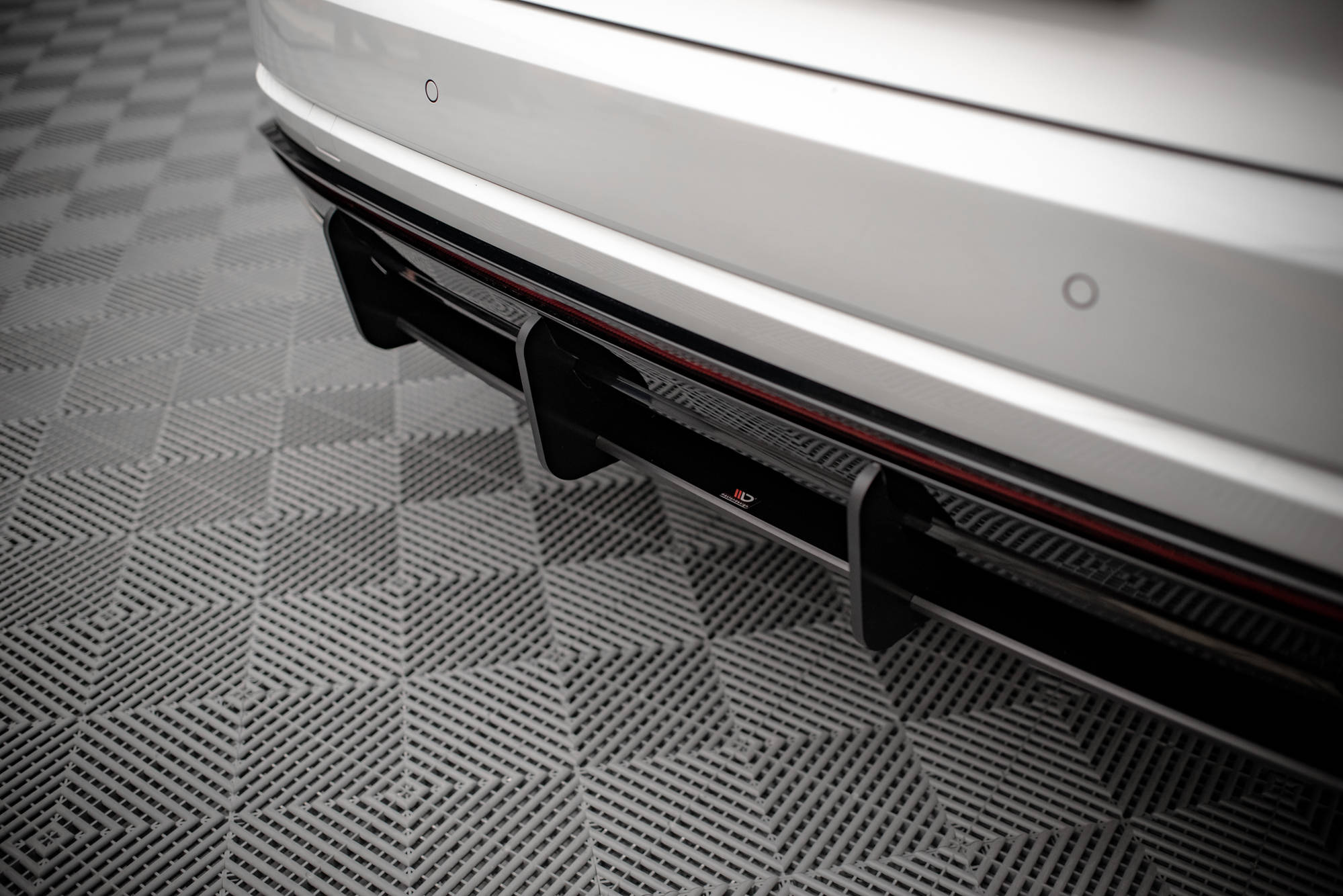 Street Pro Heckschürze Heck Ansatz Diffusor passend für VW Touareg R-Line Mk3 schwarz-rot