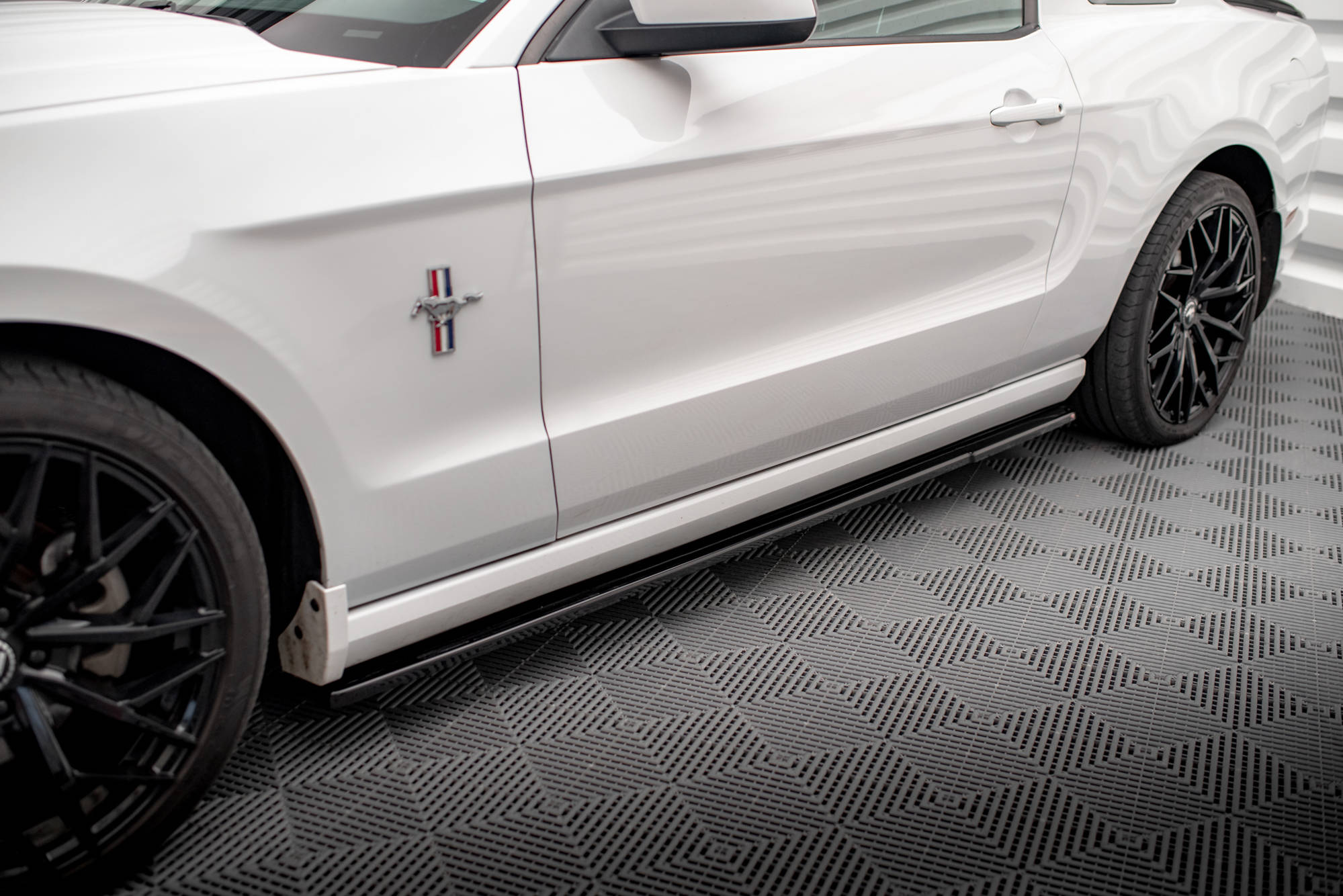 Street+ Seitenschweller Leisten passend für Ford Mustang Mk5 FL schwarz Hochglanz