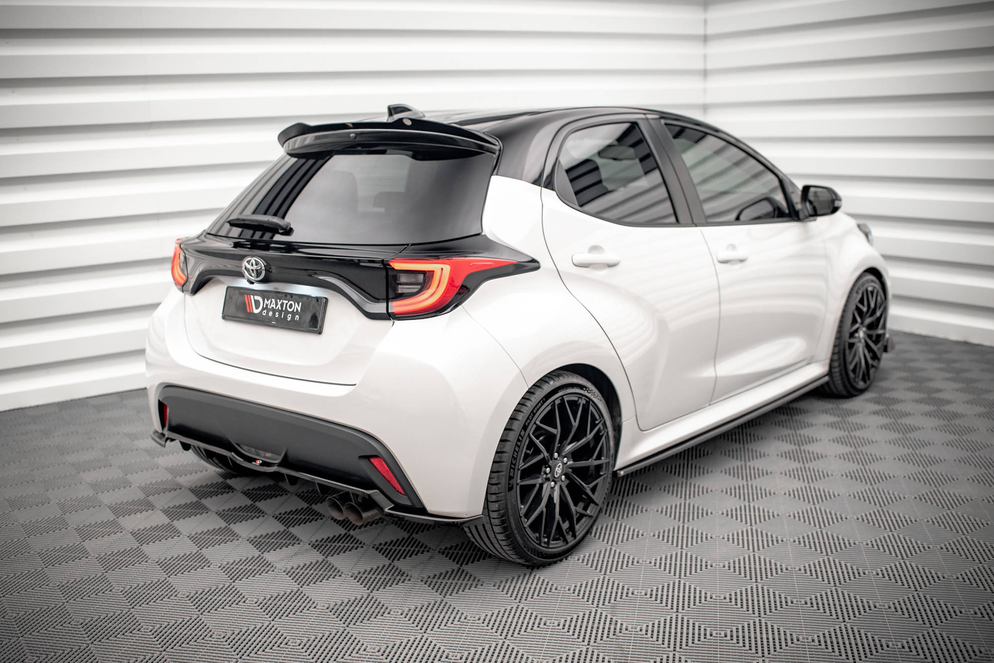 Street+ Mittlerer Diffusor RACE Heck Ansatz V.2 passend für Toyota Yaris Mk4 schwarz Hochglanz