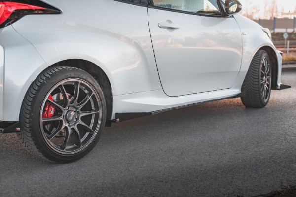 Robuste Racing Seitenschweller Ansatz für für + Flaps Toyota GR Yaris Mk4 schwarz Hochglanz