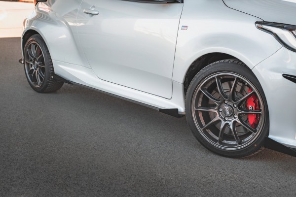 Robuste Racing Seitenschweller Ansatz für für + Flaps Toyota GR Yaris Mk4 schwarz Hochglanz