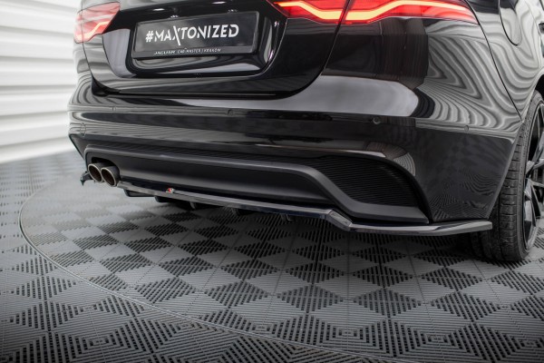 Hinten Splitter (mit einem vertikalem balken) für Jaguar XE X760 Facelift schwarz Hochglanz