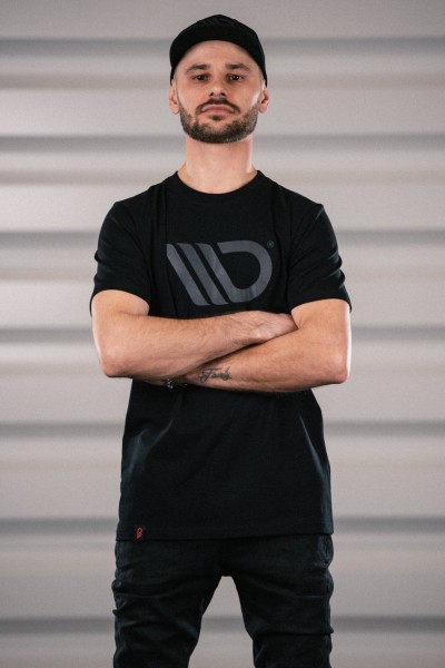 Black T-shirt mit gray logo