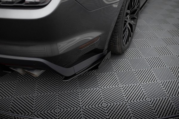 Hintere Seiten Flaps für Ford Mustang GT Mk6 schwarz Hochglanz