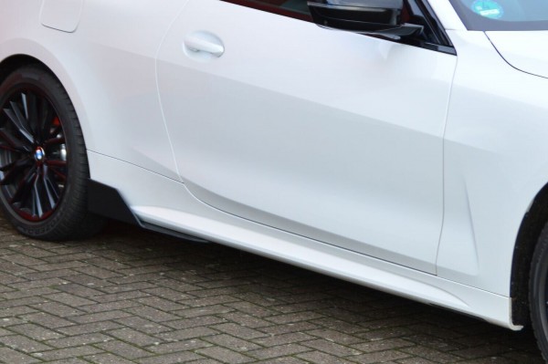 Gefräßter Seitenschweller mit seitlichem Wing für den Heckbereich, aus ABS